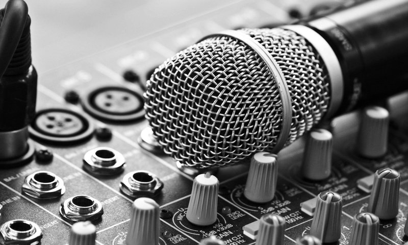 Обои микрофон, музыка, чёрно-белое, усилитель, киностудия, microphone, music, black and white, amplifier, studio разрешение 1920x1200 Загрузить