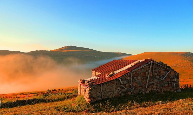 Обои небо, холмы, пейзаж, туман, дом, the sky, hills, landscape, fog, house разрешение 5184x3456 Загрузить