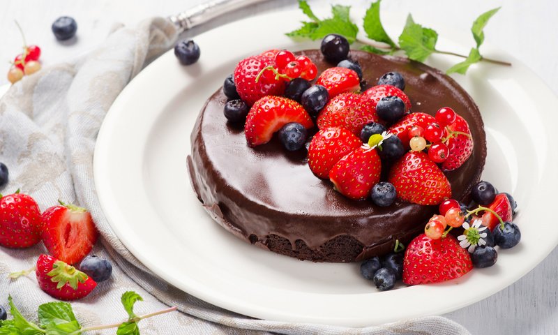 Обои клубника, ягоды, черника, шоколад, торт, крем, strawberry, berries, blueberries, chocolate, cake, cream разрешение 4928x3264 Загрузить