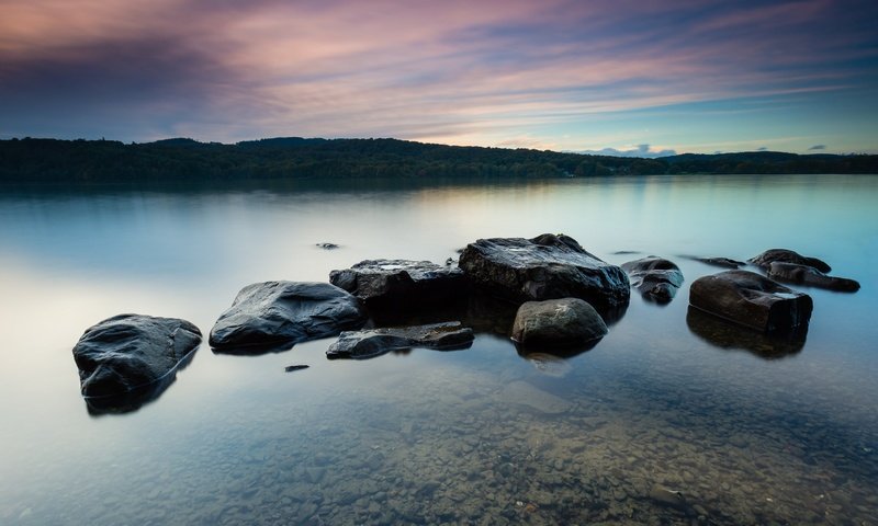 Обои небо, облака, вода, озеро, скалы, камни, пейзаж, горизонт, the sky, clouds, water, lake, rocks, stones, landscape, horizon разрешение 2738x1825 Загрузить