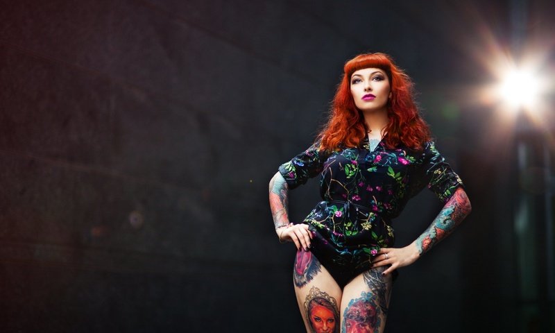 Обои девушка, взгляд, татуировки, ножки, лицо, фигура, красные волосы, girl, look, tattoo, legs, face, figure, red hair разрешение 1920x1280 Загрузить