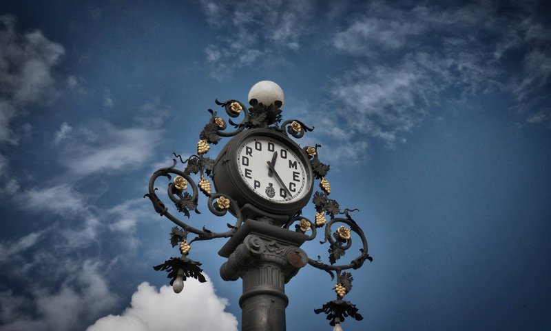 Обои небо, облака, часы, испания, андалусия, pedro domecq clock, херес-де-ла-фронтера, the sky, clouds, watch, spain, andalusia, jerez de la frontera разрешение 2048x1424 Загрузить