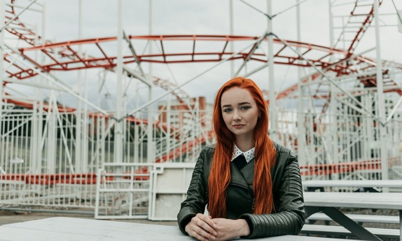 Обои девушка, фон, взгляд, рыжая, волосы, лицо, кожаная куртка, girl, background, look, red, hair, face, leather jacket разрешение 2048x1365 Загрузить