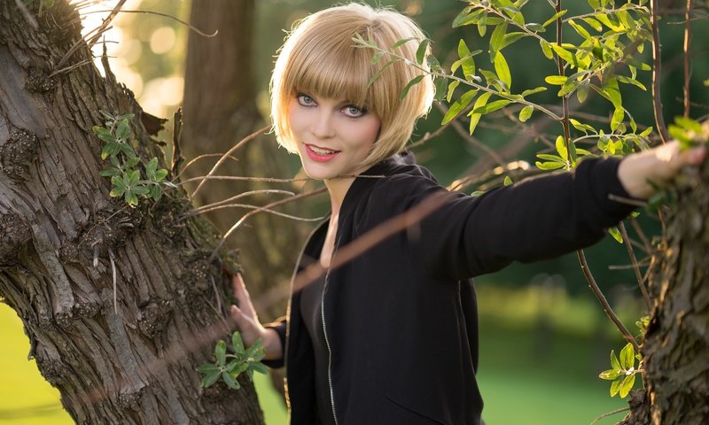 Обои дерево, девушка, улыбка, взгляд, волосы, лицо, софья, tree, girl, smile, look, hair, face, sophia разрешение 6000x4000 Загрузить