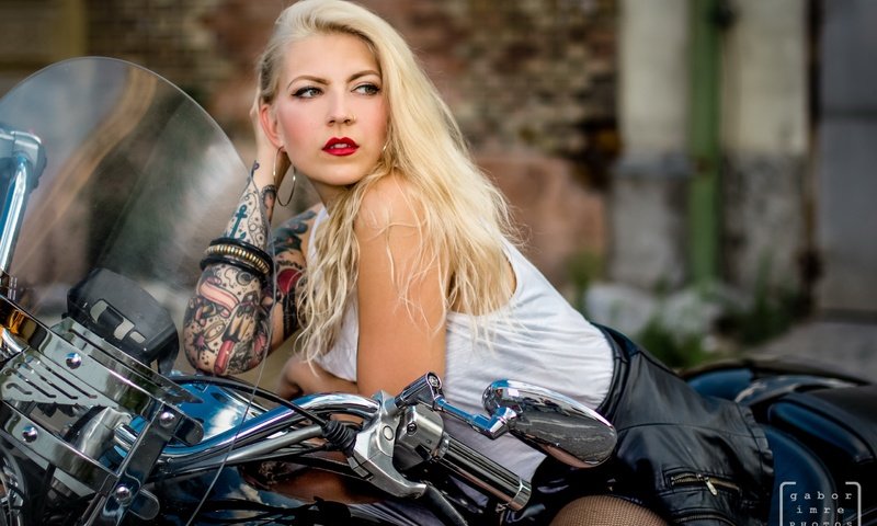 Обои девушка, мотоцикл, блондинка, victoria saletros, взгляд, модель, татуировки, волосы, губы, лицо, girl, motorcycle, blonde, look, model, tattoo, hair, lips, face разрешение 2560x1707 Загрузить