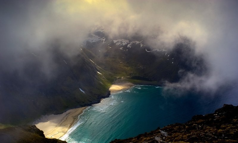 Обои озеро, горы, природа, тучи, туман, пляж, исландия, бухта, lake, mountains, nature, clouds, fog, beach, iceland, bay разрешение 1920x1080 Загрузить