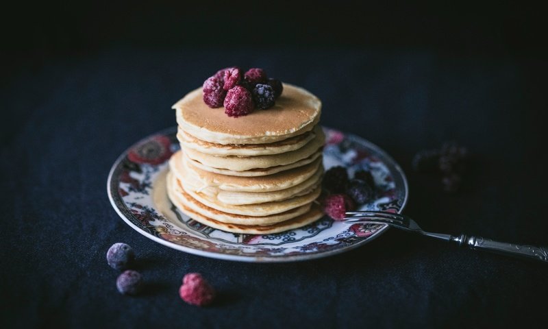 Обои малина, ягоды, черника, завтрак, выпечка, оладьи, raspberry, berries, blueberries, breakfast, cakes, pancakes разрешение 6720x4480 Загрузить