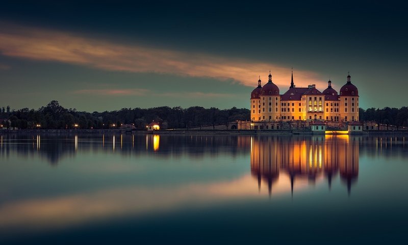 Обои ночь, огни, вечер, озеро, здания, германия, морицбург, night, lights, the evening, lake, building, germany, moritzburg разрешение 1920x1200 Загрузить