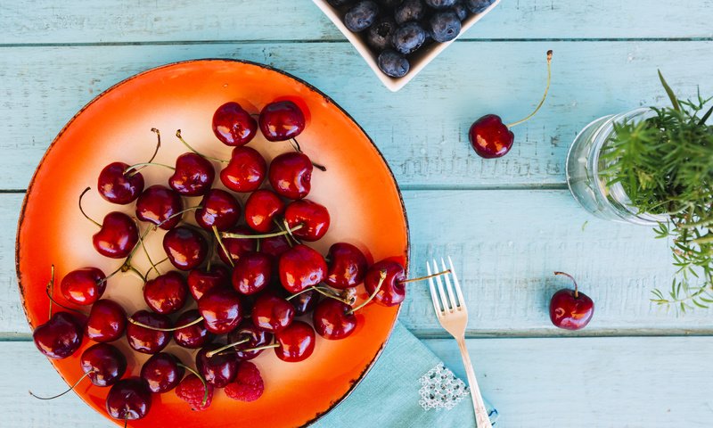 Обои ягоды, вишня, черника, тарелка, berries, cherry, blueberries, plate разрешение 5242x3495 Загрузить