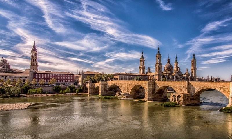 Обои мост, город, башни, испания, сарагоса, bridge, the city, tower, spain, zaragoza разрешение 2048x1152 Загрузить