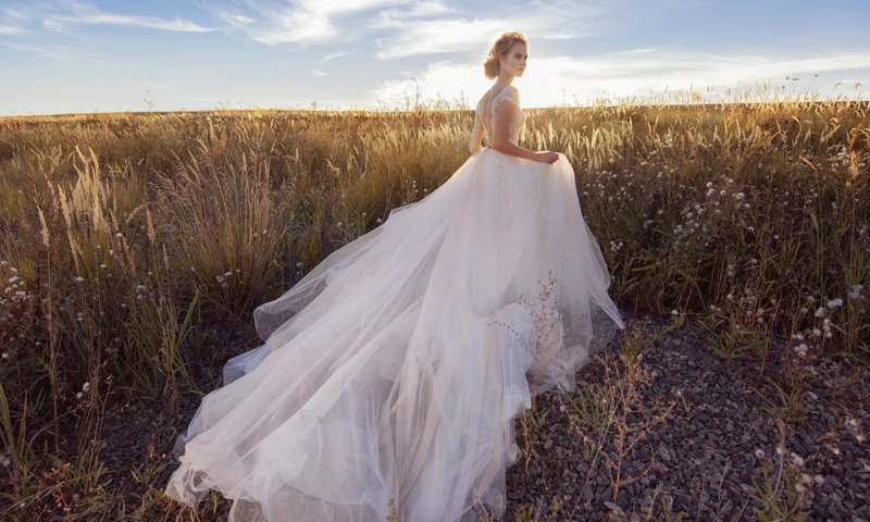 Обои трава, стиль, платье, поле, модель, невеста, grass, style, dress, field, model, the bride разрешение 2112x1188 Загрузить