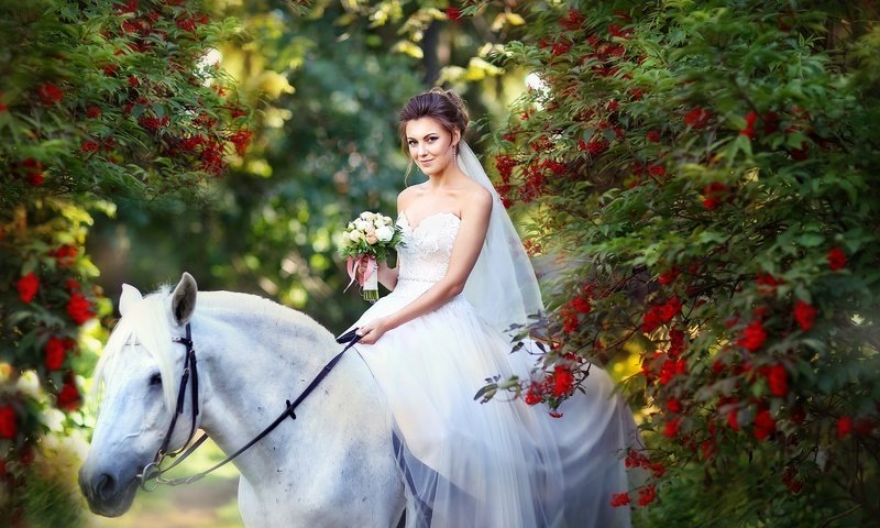 Обои цветы, букет, лошадь, белое, конь, девушка, невеста, настроение, рябина, парк, свадебное, платье, улыбка, белый, flowers, bouquet, horse, girl, the bride, mood, rowan, park, wedding, dress, smile, white разрешение 2000x1333 Загрузить