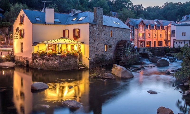 Обои деревья, pont-aven, огни, вечер, камни, кафе, дома, франция, речка, trees, lights, the evening, stones, cafe, home, france, river разрешение 2048x1174 Загрузить