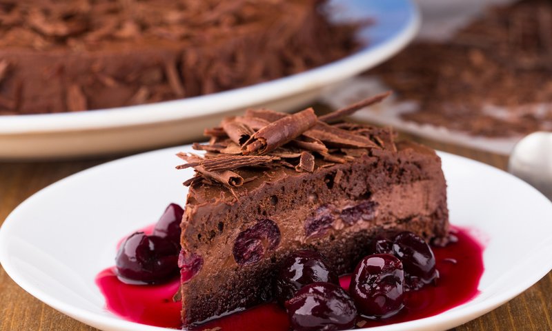 Обои вишня, тарелка, торт, кусочек торта, сироп, шоколадный, cherry, plate, cake, a piece of cake, syrup, chocolate разрешение 1920x1080 Загрузить