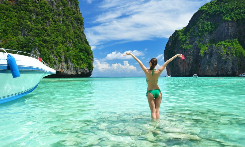 Обои скалы, девушка, море, пляж, таиланд, катер, rocks, girl, sea, beach, thailand, boat разрешение 4260x2803 Загрузить