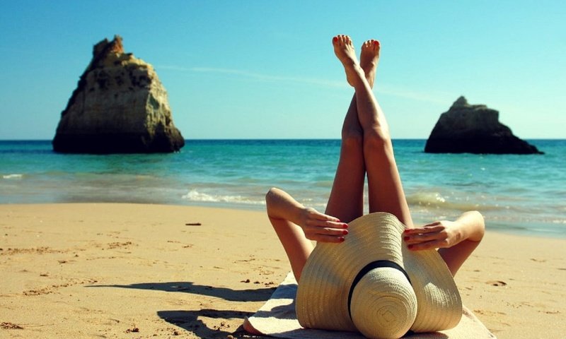 Обои девушка, море, пляж, ноги, шляпа, girl, sea, beach, feet, hat разрешение 2430x1518 Загрузить