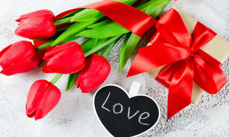 Обои валентинов день, красные, сердечка, любовь, gift box, букет, тюльпаны, лента, подарок, романтик,  цветы, valentine's day, red, heart, love, bouquet, tulips, tape, gift, romantic, flowers разрешение 2112x1188 Загрузить