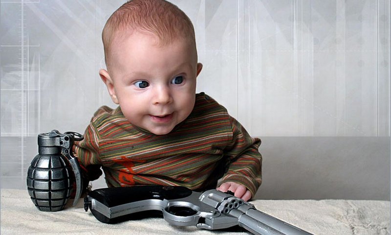 Обои пистолет, взгляд, ребенок, граната, gun, look, child, pomegranate разрешение 1920x1200 Загрузить