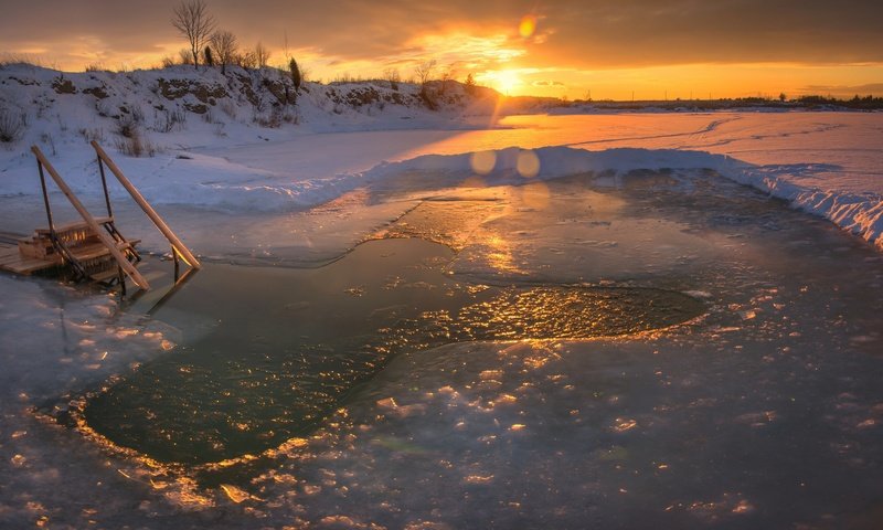 Обои снег, закат, зима, лёд, крест, прорубь, крещение, snow, sunset, winter, ice, cross, the hole, baptism разрешение 2468x1500 Загрузить