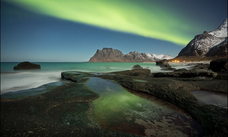 Обои горы, море, побережье, северное сияние, норвегия, лофотенские острова, mountains, sea, coast, northern lights, norway, the lofoten islands разрешение 2048x1370 Загрузить