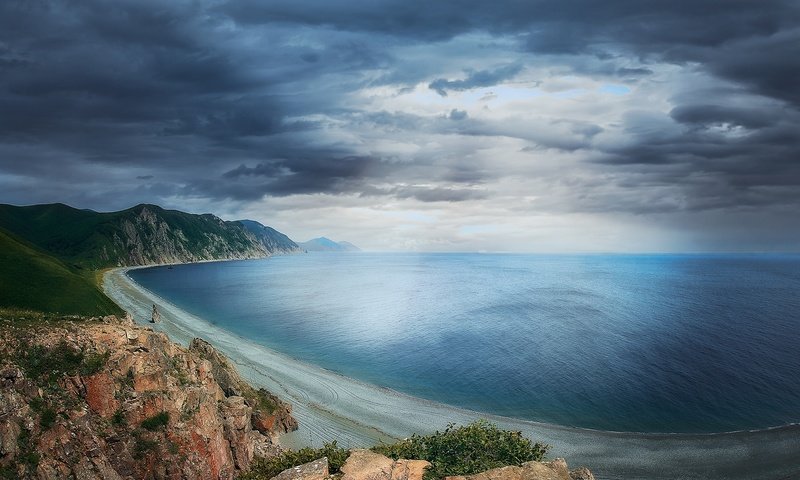 Обои облака, природа, берег, скала, пляж, горизонт, океан, береговая линия, clouds, nature, shore, rock, beach, horizon, the ocean, coastline разрешение 2000x1335 Загрузить