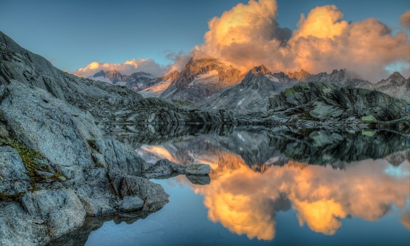 Обои небо, облака, озеро, горы, природа, отражение, the sky, clouds, lake, mountains, nature, reflection разрешение 2048x1365 Загрузить