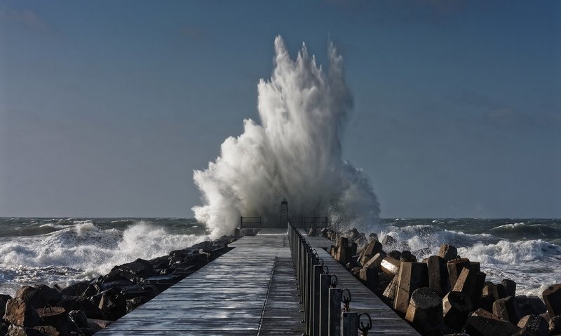 Обои вода, брызги, природа, океан, пейзаж, шторм, море, горизонт, пирс, волна, побережье, water, squirt, nature, the ocean, landscape, storm, sea, horizon, pierce, wave, coast разрешение 1920x1280 Загрузить