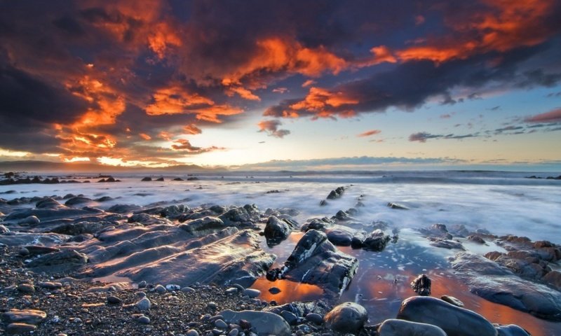 Обои небо, камни, берег, закат, тучи, море, побережье, the sky, stones, shore, sunset, clouds, sea, coast разрешение 1920x1080 Загрузить