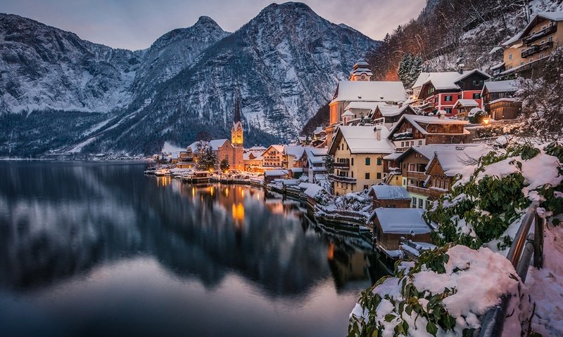 Обои вечер, озеро, горы, снег, зима, австрия, дома, халльштатт, the evening, lake, mountains, snow, winter, austria, home, hallstatt разрешение 1920x1200 Загрузить