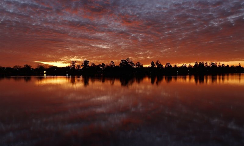 Обои небо, облака, деревья, вода, закат, отражение, море, the sky, clouds, trees, water, sunset, reflection, sea разрешение 3840x2160 Загрузить