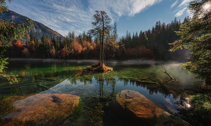 Обои небо, облака, деревья, озеро, камни, лес, отражение, осень, the sky, clouds, trees, lake, stones, forest, reflection, autumn разрешение 2048x1200 Загрузить