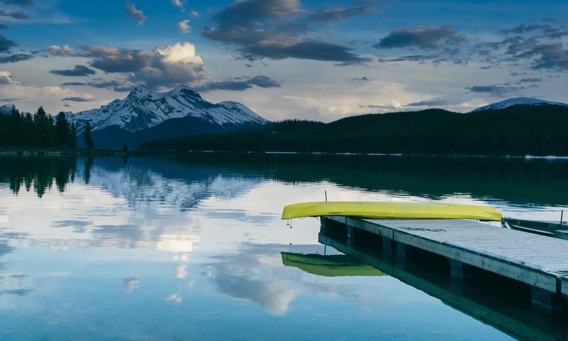 Обои небо, вода, озеро, отражение, лето, гора, лодка, отпуск, the sky, water, lake, reflection, summer, mountain, boat, vacation разрешение 5775x3850 Загрузить