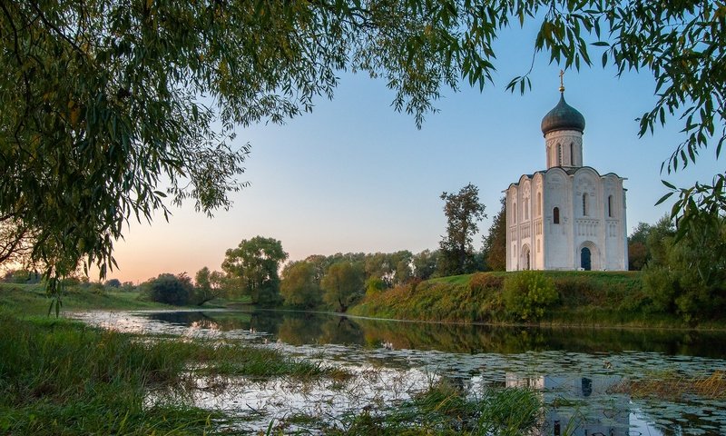 Обои деревья, травы, река, природа, пейзаж, утро, ветки, осень, церковь, trees, grass, river, nature, landscape, morning, branches, autumn, church разрешение 2000x1328 Загрузить