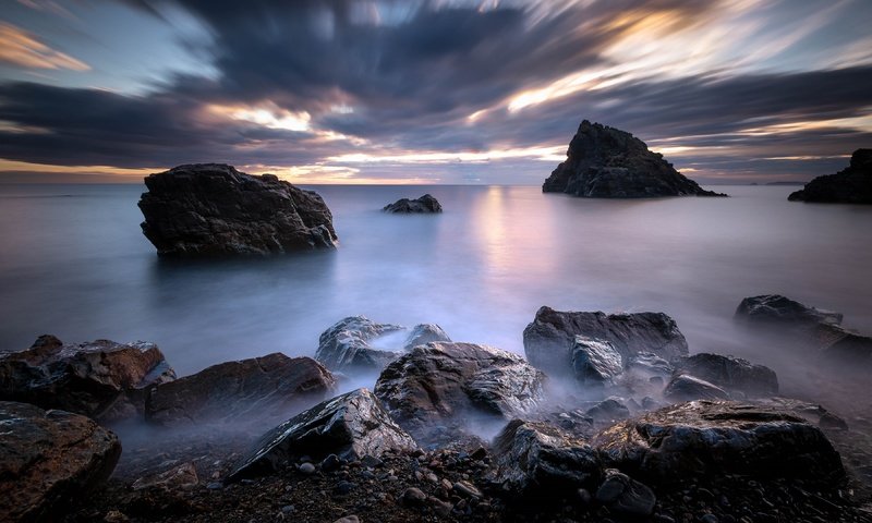 Обои небо, облака, скалы, камни, берег, закат, море, the sky, clouds, rocks, stones, shore, sunset, sea разрешение 3840x2160 Загрузить