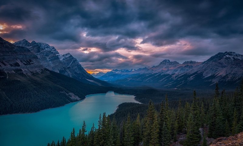 Обои небо, пасмурно, озеро, peyto lake, горы, скалы, природа, лес, тучи, канада, the sky, overcast, lake, mountains, rocks, nature, forest, clouds, canada разрешение 2048x1280 Загрузить