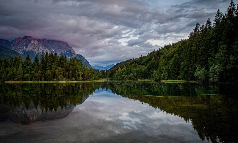 Обои облака, горы, лес, отражение, водоем, clouds, mountains, forest, reflection, pond разрешение 3840x2160 Загрузить