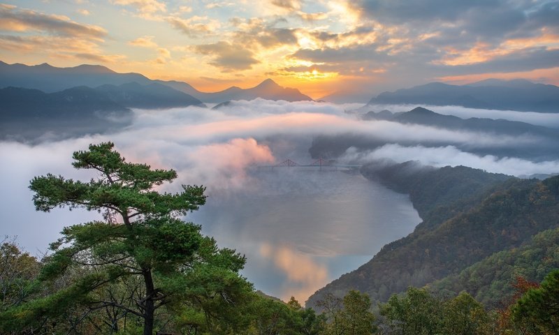 Обои облака, южная корея, река, горы, природа, дерево, пейзаж, мост, леса, clouds, south korea, river, mountains, nature, tree, landscape, bridge, forest разрешение 2000x1334 Загрузить