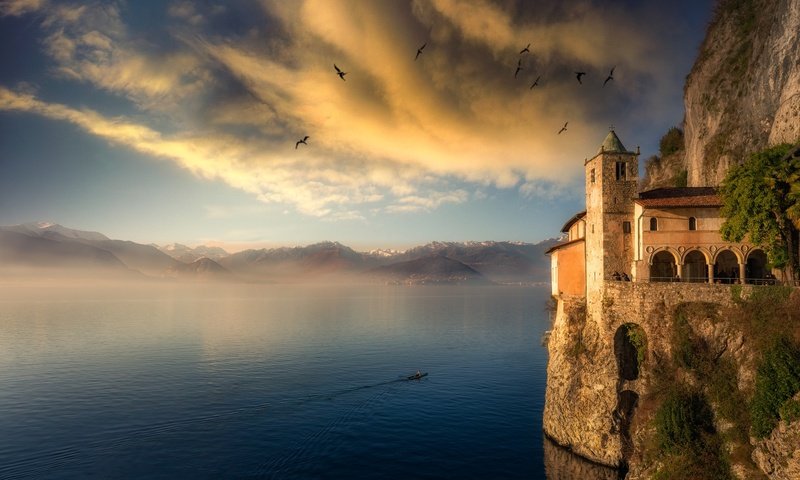 Обои облака, скалы, птицы, здание, clouds, rocks, birds, the building разрешение 2500x1875 Загрузить