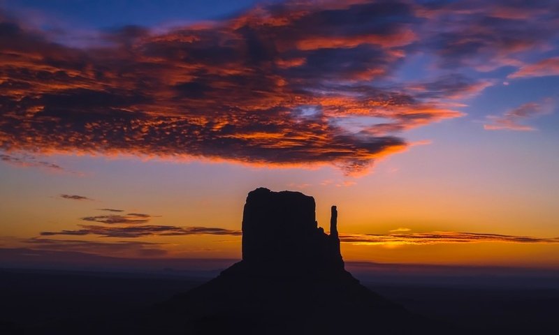 Обои скала, гора, сша, аризона, силуэт, долина монументов, rock, mountain, usa, az, silhouette, monument valley разрешение 2048x1152 Загрузить