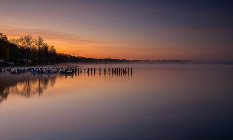 Обои деревья, zwischenahner meer, озеро, берег, утро, туман, лодки, причал, германия, trees, lake, shore, morning, fog, boats, pier, germany разрешение 2048x1365 Загрузить