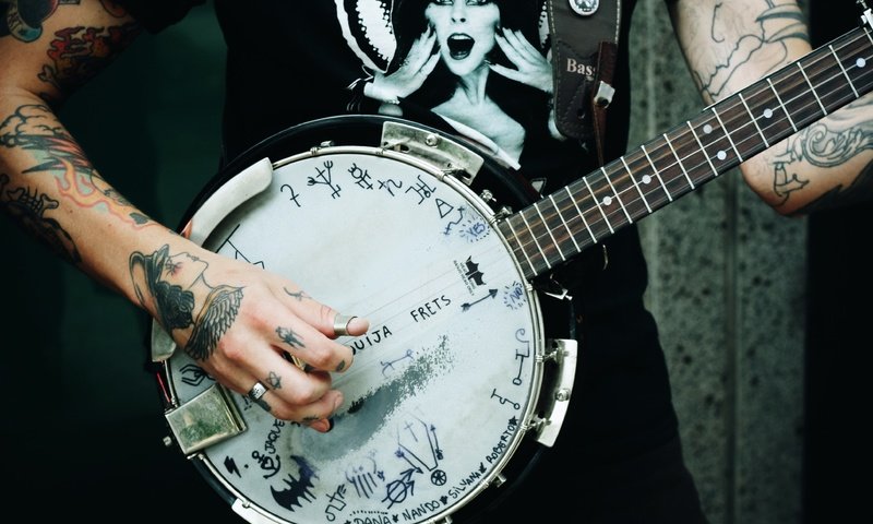 Обои татуировки, руки, музыкальный инструмент, банджо, tattoo, hands, musical instrument, banjo разрешение 3888x2591 Загрузить