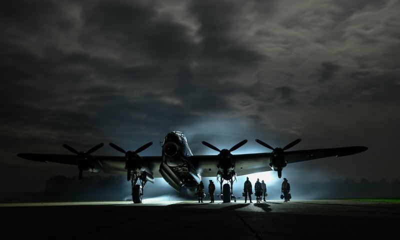 Обои свет, ночь, люди, авиация, light, night, people, aviation разрешение 2048x1365 Загрузить