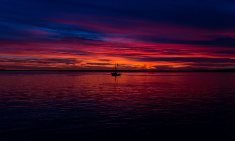 Обои лодка закат зарево водоём небо река вода разрешение 2560x1600 Загрузить