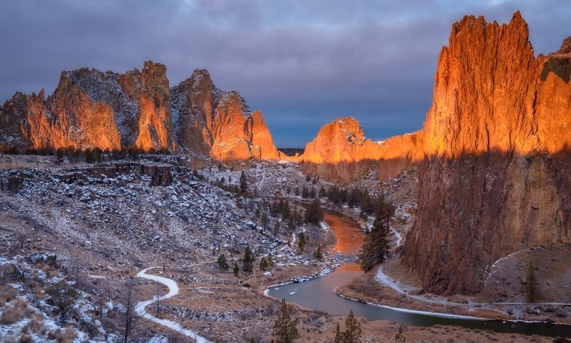 Обои свет, вечер, река, горы, скалы, снег, камни, утро, light, the evening, river, mountains, rocks, snow, stones, morning разрешение 2048x1366 Загрузить