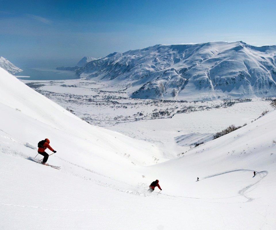 Обои горы, снег, спуск, скорость, долина, лыжи, mountains, snow, the descent, speed, valley, ski разрешение 2560x1600 Загрузить