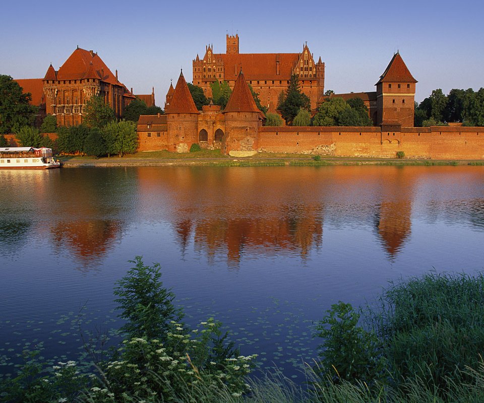 Обои деревья, вода, отражение, замок, trees, water, reflection, castle разрешение 1920x1200 Загрузить