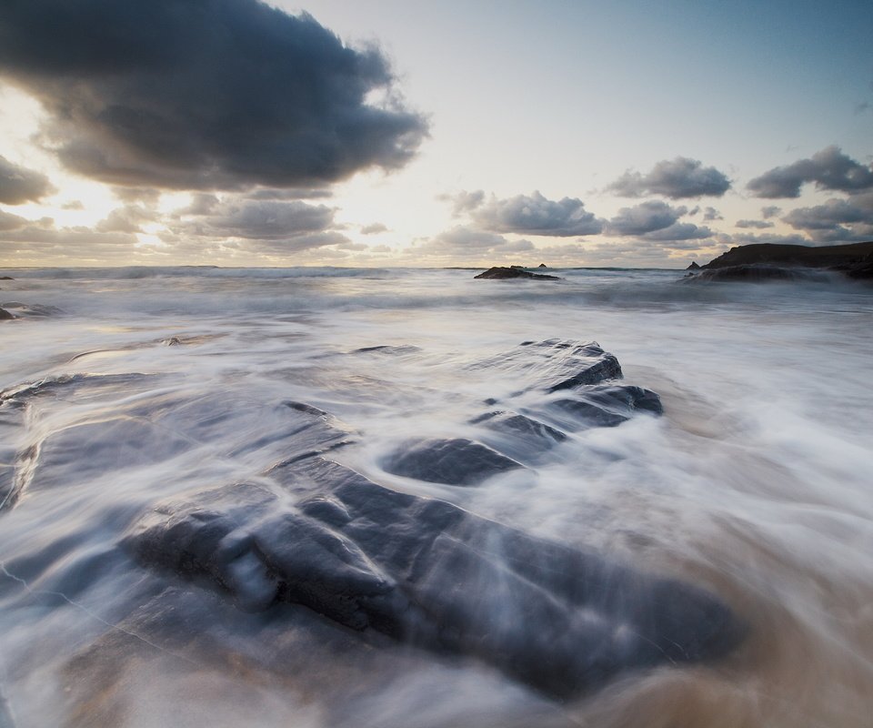 Обои облака, вода, камни, берег, море, clouds, water, stones, shore, sea разрешение 2560x1920 Загрузить