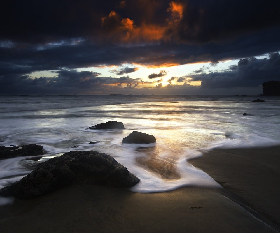 Обои облака, камни, берег, закат, clouds, stones, shore, sunset разрешение 2560x1600 Загрузить