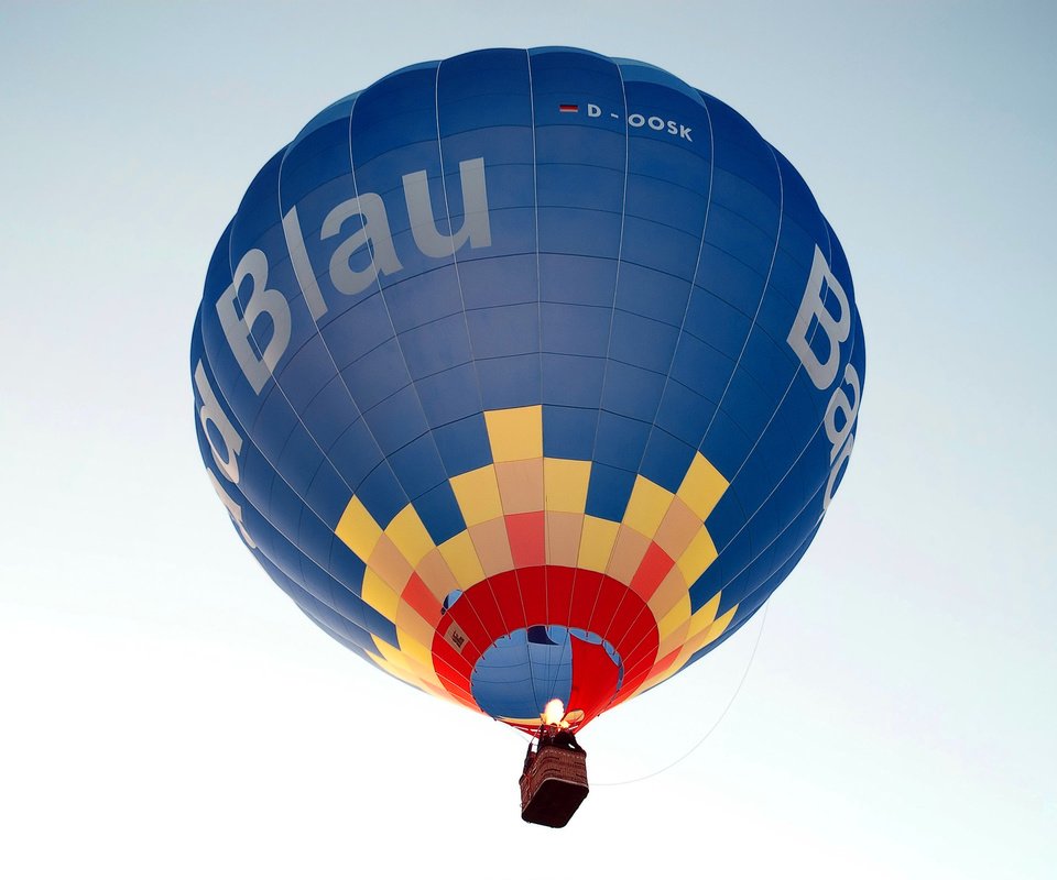 Обои небо, синий, воздушный шар, the sky, blue, balloon разрешение 2560x1600 Загрузить