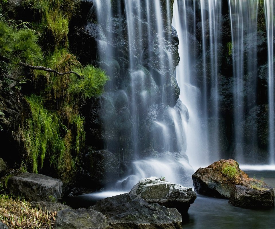 Обои камни, хвоя, водопад, поток, stones, needles, waterfall, stream разрешение 1920x1200 Загрузить